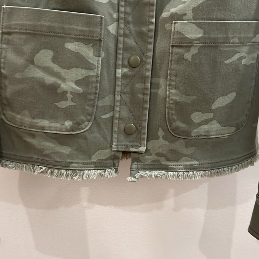 LIKE NEW ISAAC MIZRAHI LIVE! True Denim Printed Fringe Hem Jacket.  Size XS - Picture 5 of 14